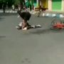 Viral Pesepeda Terpelanting di Jalan, Hindari Pejalan Kaki Jadi Sebabnya