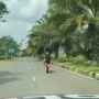 Penunggang Honda CRF150L Keasyikan Atraksi, Tak Sadar di Belakangnya Ada Mobil Polisi