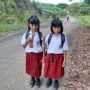 Miris! Si Kembar Indah dan Ifa Jalan Kaki 4 Km Berangkat Sekolah SD di Kalimantan