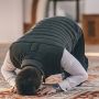 Panduan Cara Sujud Sahwi yang Benar, Lengkap Bacaan Doa Latin dan Artinya