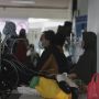 Kamar Rawat Penuh, Pasien Covid-19 Antre di Luar IGD RSUD Cengkareng