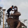 Pasangi Masker di Patung Penari Jathilan, Relawan Bantul Ajak Masyarakat Perketat Prokes