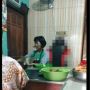 Viral Pedagang Pecel Jualan Pakai Kursi Ini, Gamers: Gue Minder Lihatnya