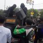Diadang! Massa Rizieq Blokade Jalan ke PN Jaktim, Paksa Rombongan Polisi Putar Balik