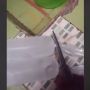 Jahil! Pedagang Iseng Gunting Plastik Es Batu, Bikin Tangan Bocah Seketika Mati Rasa