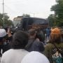 Memanas! Ikut Cegat Bus Polisi, Emak-emak Pendukung Rizieq Maki-maki Anggota Brimob