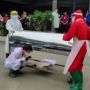 Nakes Jatuh Lemas Nangis di Bawah Peti Mati Rekannya, Anda Masih Tak Percaya Covid-19?