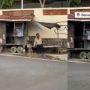 Viral Kisah Kakek Tolong Pemuda yang Kehabisan Bensin, Endingnya Mengharukan