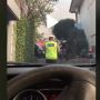Wanita Bingung Depan Rumah Jadi Parkiran Mobil Polisi, Pasrah Disuruh Putar Balik