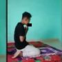 Video Bocah Salat Sambil Merokok Viral, Warganet: Entar Nangis