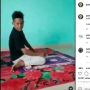 Astaghfirullah! ABG Ini Salat Sambil Merokok, Warganet Berang
