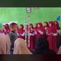 Haru! Teman-teman Beri Bunga ke Ibu di Acara Sekolah, Siswi Ini Hanya Bisa Berdiam Diri