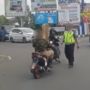 Viral Pemotor 'Sakti' Tanpa Helm dan Plat Bebas Melenggang, Picu Spekulasi Liar Warganet