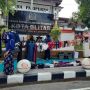 Protes Diputus Sepihak, Pedagang Gelar Pakaian Dalam di DPRD Kota Blitar