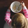 Makan Sambil Main HP, Tetiba Bocah Ini Syok Menangis Pas Disuapi Sang Kakak