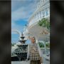 Haru! Wanita Ini Pakai Baju dari Sarung Mendiang Ayah, Begini Penampilannya