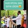 Pemuda Diberi Jaket Jokowi saat Antre Vaksin, Kini Dilelang Start Harga Rp 5 Juta