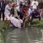 Viral Video Emak-emak Enggak Ada Takutnya Terdepan Tangkap Ular Segede Paha