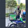 Driver Ojol Pasang Foto Keluarga di Motor, Alasannya Bikin Publik Terenyuh
