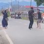 Viral Emak-emak Gak Takut Pisahkan Perkelahian Dua Pria Dengan Senjata Tajam