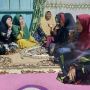 Duh! Ibu-ibu Pengajian Asyik Merokok, Warganet: Astaga Ukhti