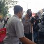 Halau Pengendara, Polres Jakbar Kerahkan Mobil Water Cannon di Titik Penyekatan Kalideres
