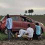 Turis Kena Apes Saat Liburan Pakai Mobil, Nyasar Ke Sawah Gara-Gara Ikuti Google Maps
