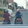 Potret Emak-Emak Naik Motor Bikin Pemobil Keheranan, Ini Dia Sebabnya