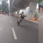 Viral Pemotor Beratraksi Goyang di Jalan, Endingnya Tabrak Mobil dan Cium Aspal