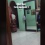 Istri Isoman di Rumah, Suami Rela Berdiri Depan Pintu Agar Tetap Jaga Jarak