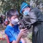 Santuy Vaksinasi Covid-19 Anak di Taman Slamet Kota Malang Sambil Main HP, Biasa Aja!