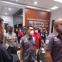 Penampakan Nia Ramadhani dan Ardi Bakrie Beserta Sopir Pakai Baju Tahanan