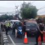 Sejumlah Pengendara Heningkan Cipta Untuk Korban Covid-19 di Pos Ciledug