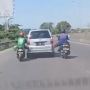 Aksi 2 Pemotor Tunjukkan Kekuatan Super, Dorong Mobil Bermodalkan Sebelah Kaki Saja
