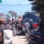 Viral Massa Berpeci dan Bersarung Hancurkan Mobil Polisi Sambil Teriak Takbir