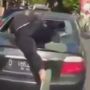 Bak Film Action, Warga Nekat Loncat ke Mobil Sedan yang Sedang Melaju Kencang