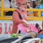 Viral Bocah Jualan Keripik Pisang Sambil Dorong Ibu di Kursi Roda, Kisahnya Pilu