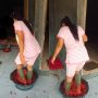 Bikin Geleng-Geleng Kepala, Aksi Wanita Haluskan Bahan Makanan Pakai Sepatu Viral