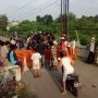 Nekat! Warga 'Gotong-royong' Angkat Motor Lewati Beton Penutup Jalan PPKM Darurat