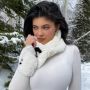 Promosi Koleksi Makeup Baru Jelang Ultah, Kylie Jenner Tampil Berlumur Emas