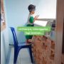 Lihat Teman Main Sendiri karena Isoman, Aksi Bocah Hibur dari Kejauhan Bikin Haru