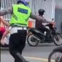Tak Tega Lihat Ibu Naik Motor Bawa Ayam, Polisi Bantu Carikan Jalan saat PPKM