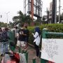 Nekat Melapak di Depan Mal PGC, Tukang Servis HP: Kalau Gak Begini, Kami Mau Makan Apa?