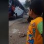 Viral Video Balita Berdiri di Pinggir Jalan, Ingin Ketemu Bapak yang Jadi Kernet Bus