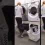 Lihat Aksi Anjing Pintar yang Bantu Pemiliknya Mencuci Pakaian