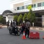 Sudah Jam 10 Lewat, Aparat Biarkan Pekerja Esensial-Kritikal Lintasi Penyekatan Kalimalang