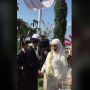 Tamu Undangan Ikut Gemas, Pasangan Pengantin Ini Takut Gandengan karena Taaruf