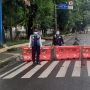 Ngeyel! Lelaki Ini Nekat Buka Paksa Penyekatan Jalan Gatot Subroto Barat
