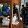Patut Dicontoh, Petugas PPKM Banyumas Borong Dagangan Angkringan Sebelum Ditertibkan