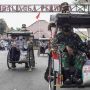 Naik Becak, Petugas Gabungan Keliling Kota Purbalingga Sosialisasikan PPKM Darurat